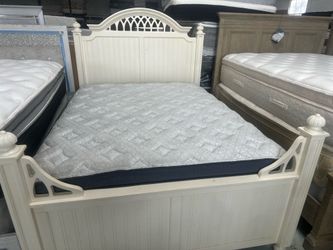 Queen size mattress and box spring and bed 🛌