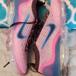 New Tennis Nike Vapor Max Flyknit Size 11 Women 9.5 Men 