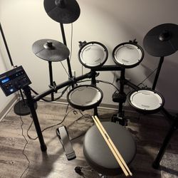 Roland TD -07DMK (Includes kick pedal and sticks)
