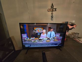 32 inch  Vizio Not Smart TV  with Remote & Antenna  Used