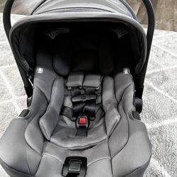 Nuna Pipa Light  Infant Carseat With Base