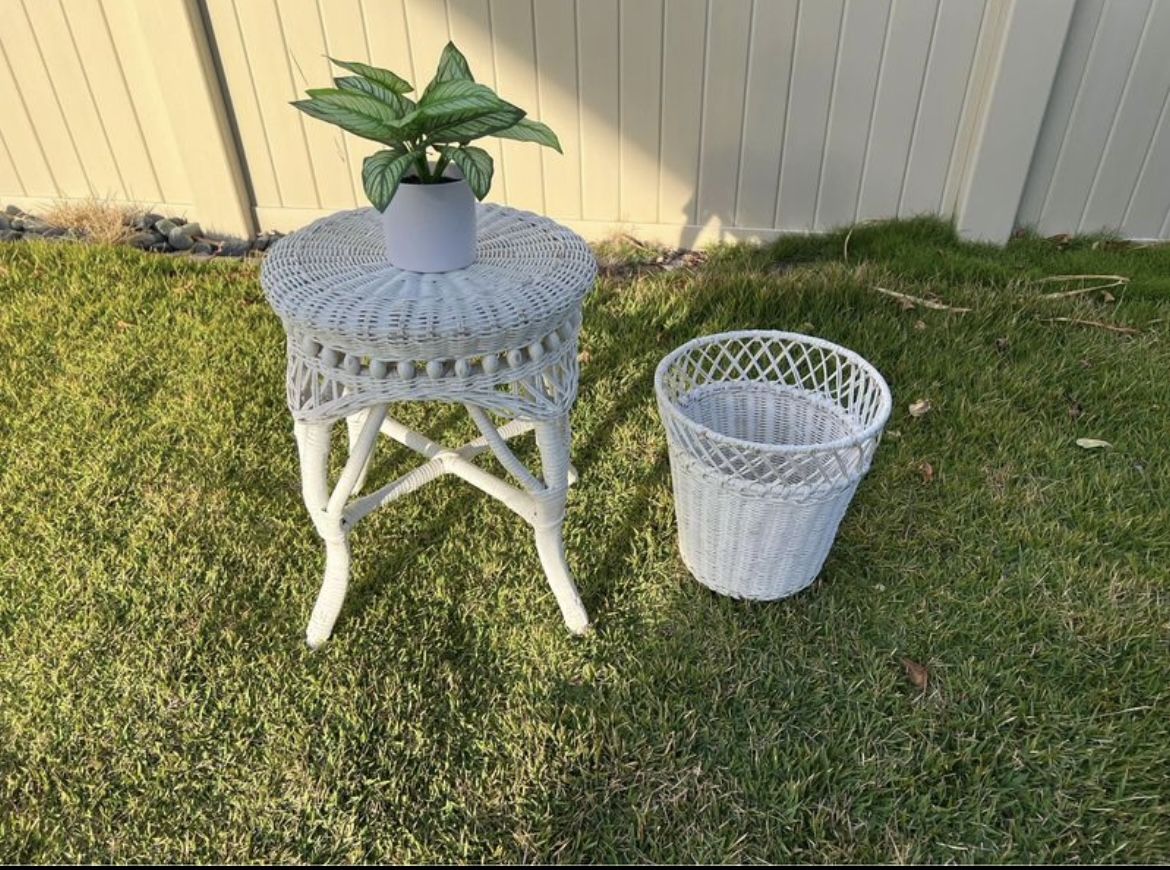 White wicker rattan home decor side table / plant stand, rubbish (= 2 items. Pls C description b4 ask?)