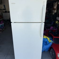 Frigidaire Top-freezer Refrigerator 