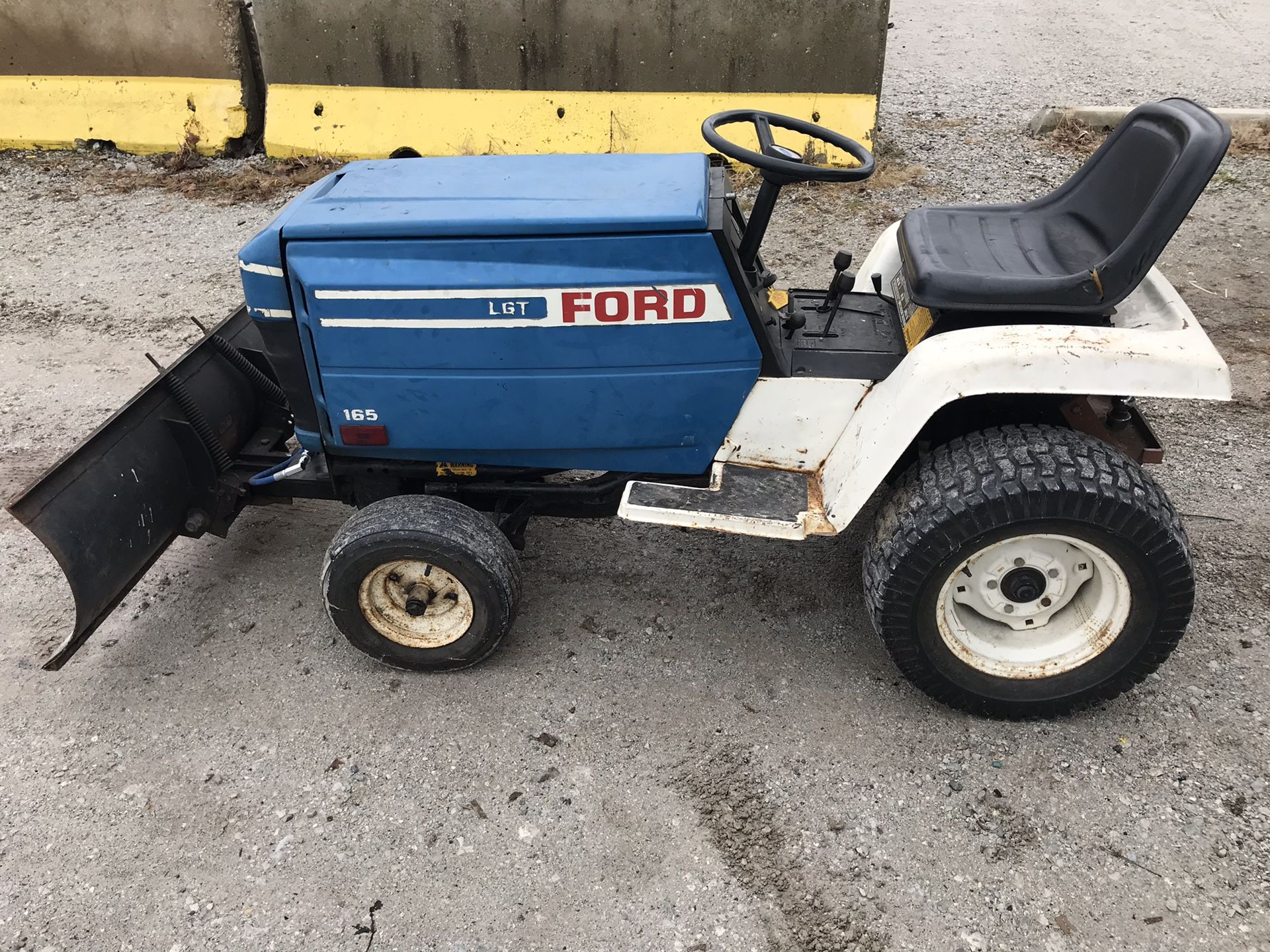 Ford LGT 165 tractor