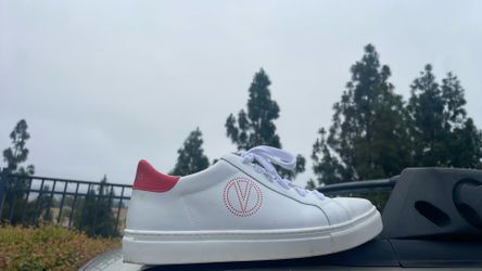 Tennis shoes