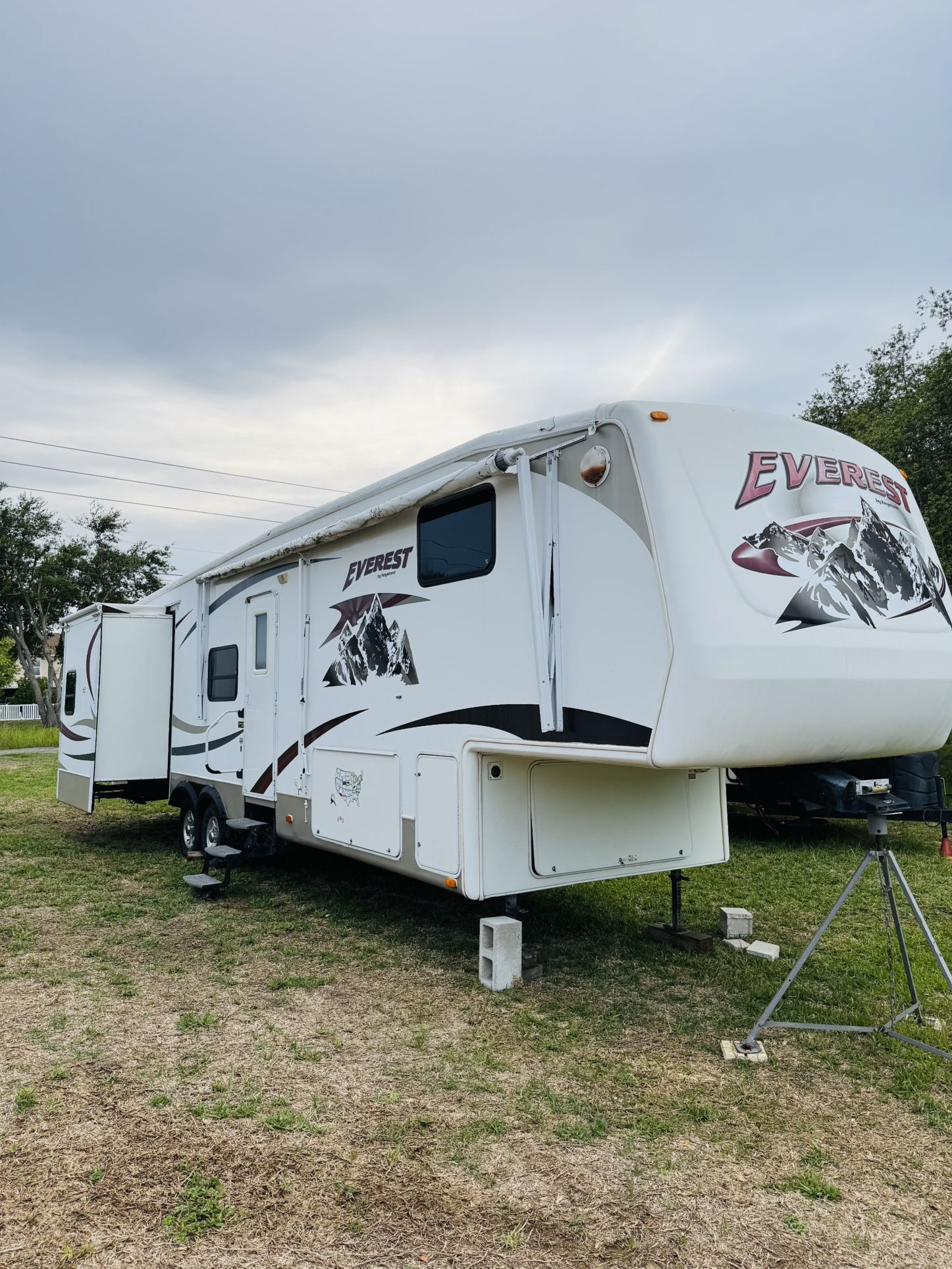 2008 Keystone Everest Travel Trailer.