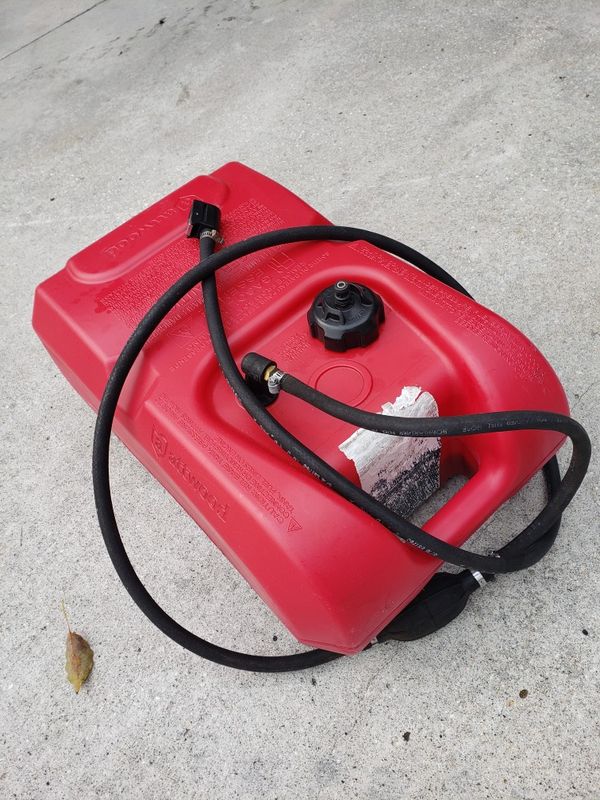 6 gallon gas tank with hose connects to Mercury or Yamaha for Sale in