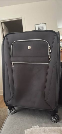 SwissGear Softside Spinner Suitcase 24*17*9