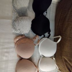 32C Bras Lot Of 4 Used In Good Condition for Sale in Clermont, GA - OfferUp