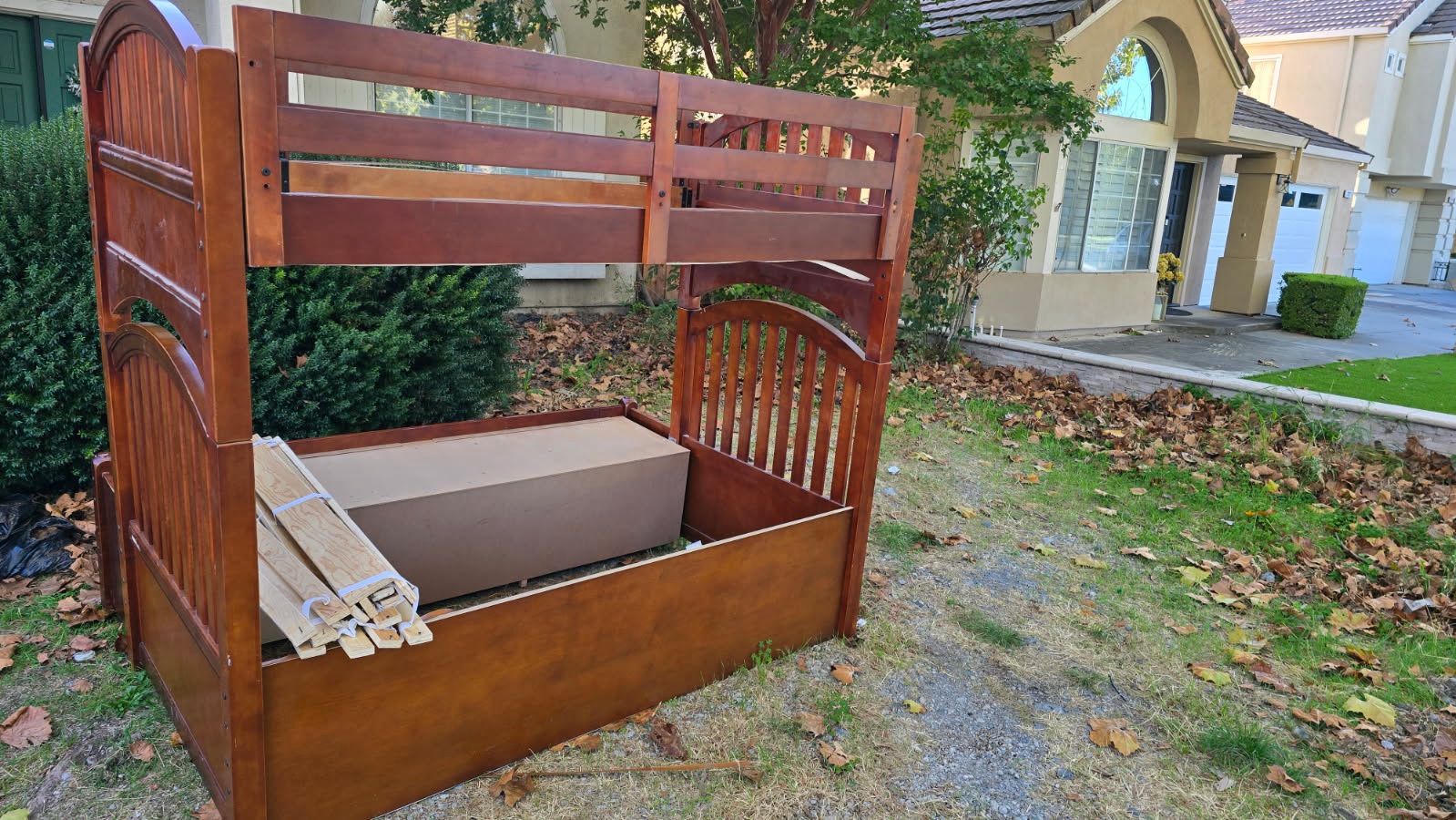 Twin / Full Bunked Bed