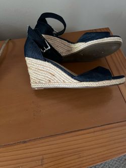 There very nice shoes the size is 7.5 The color is navy blue