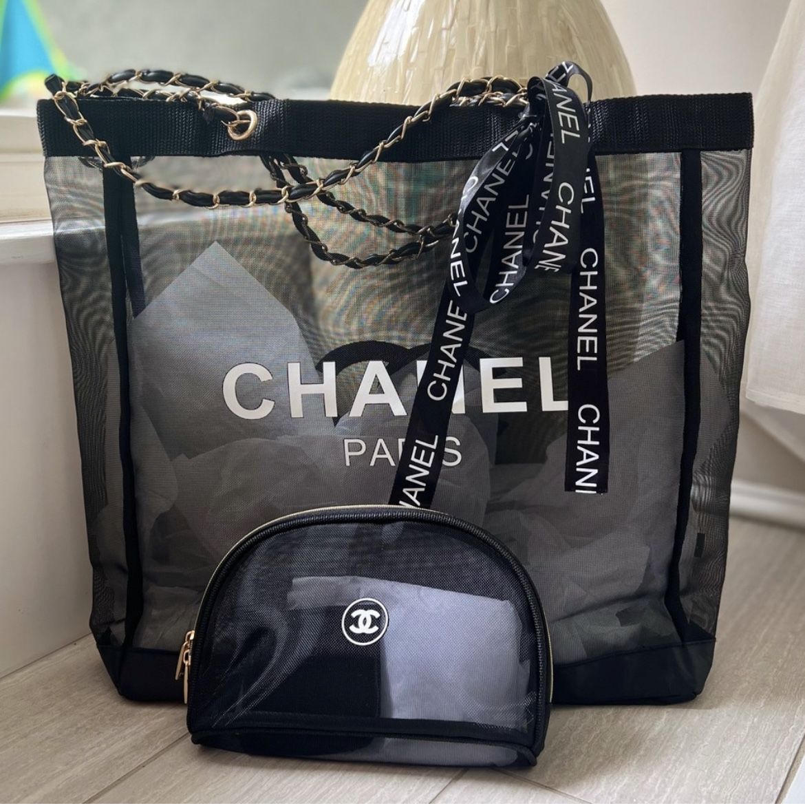Chanel 2022 Holiday Makeup Bag for Sale in Queens, NY - OfferUp