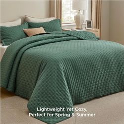 Bedsure Cal King Quilt Bedspread, Thin Comforter, Dark Green Coverlet
All-Season Bedding, Soft, Modern Clover Pattern, Stitch-Free Quilt-Tech, Pet-Fri