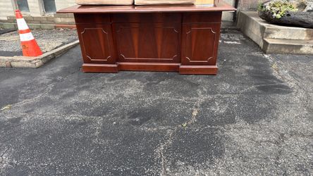 Curb alert: free desk