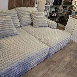 Blossie Upholstered Chaise Lounge Like New!