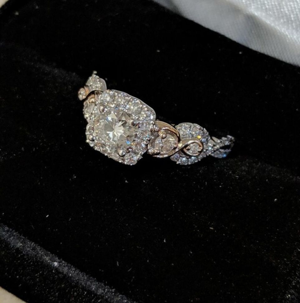 Diamond Engagement Ring 1 ct Round-cut 14K Two-Tone Gold