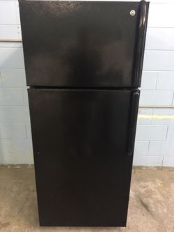 Black 18 Cubic Foot Refrigerator With Ice Maker