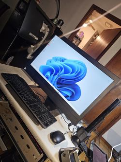 Dell 24 All In One PC. i7-2.80GHz-CPU 16GB Ram 512GB SSD Wi-Fi Bluetooth