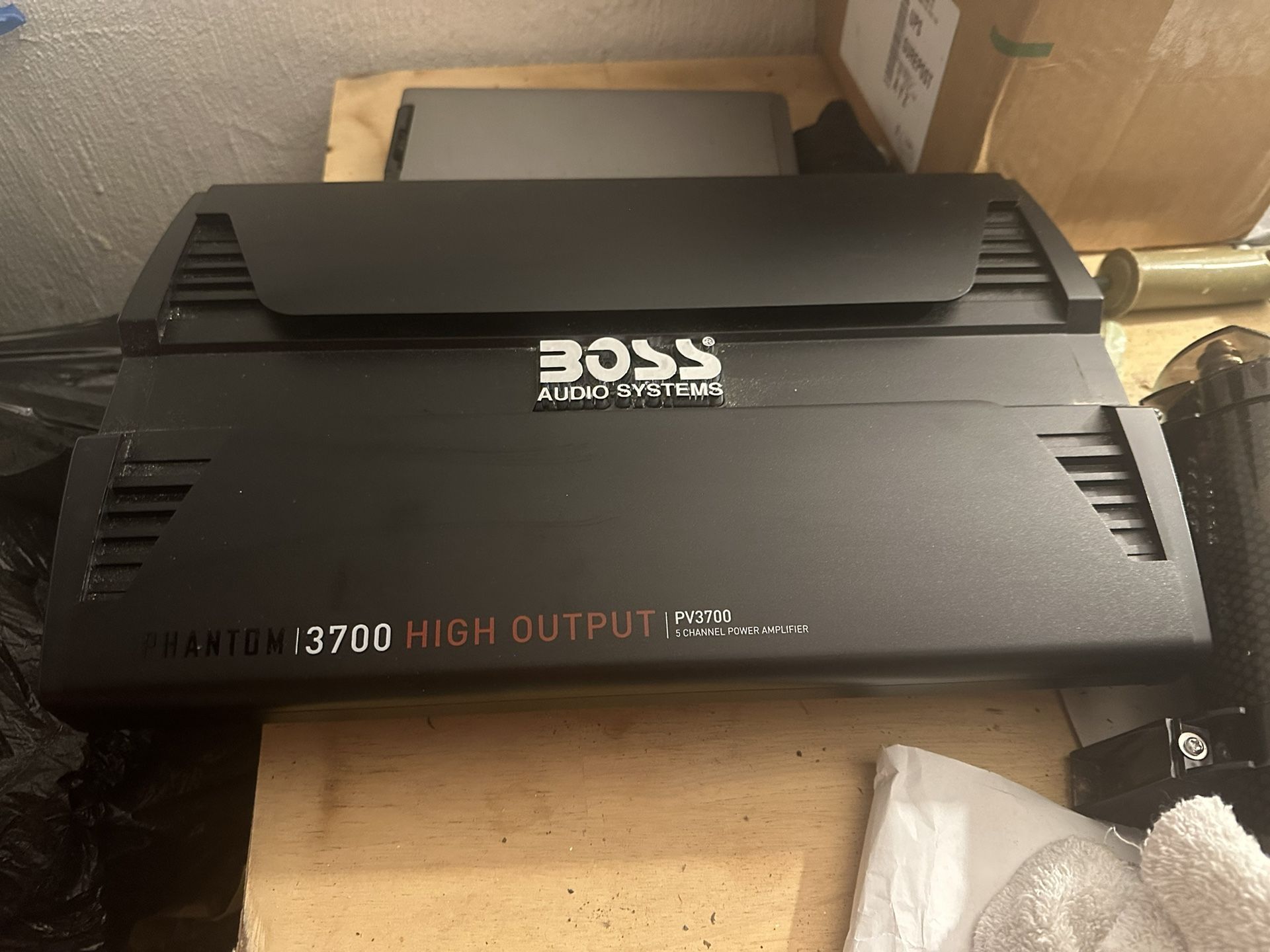 Boss 3700 Watt Amp