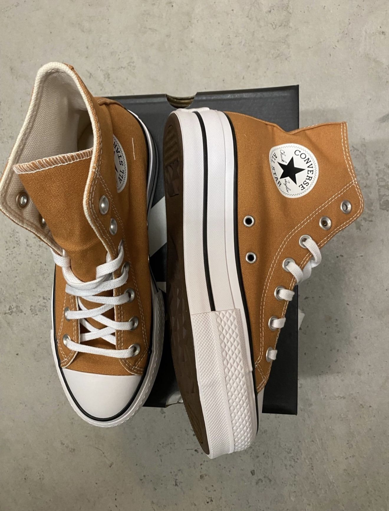 New Women’s Converse Sz 7 Shoes Platform