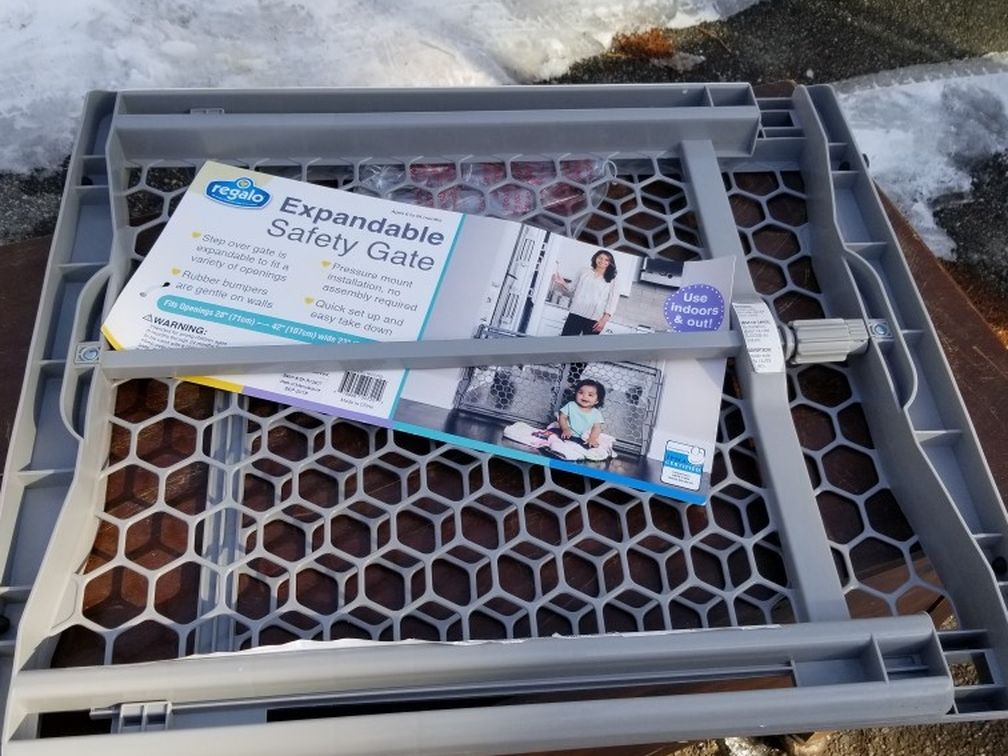 Regalo Expandable Safety Gate Brand New