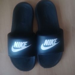 Size 8 MENS NIKE SLIDES