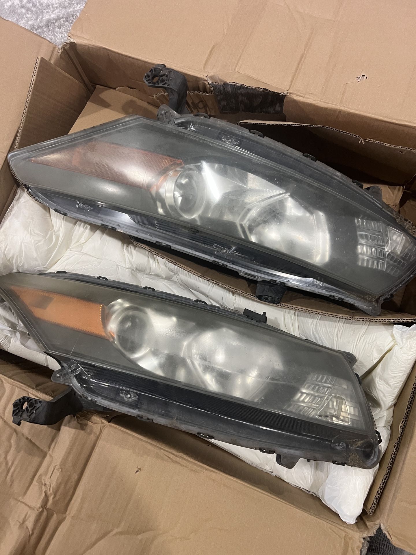 Original 2011 Honda Accord OEM Headlight Assembly- Good Condition, Pair Available.