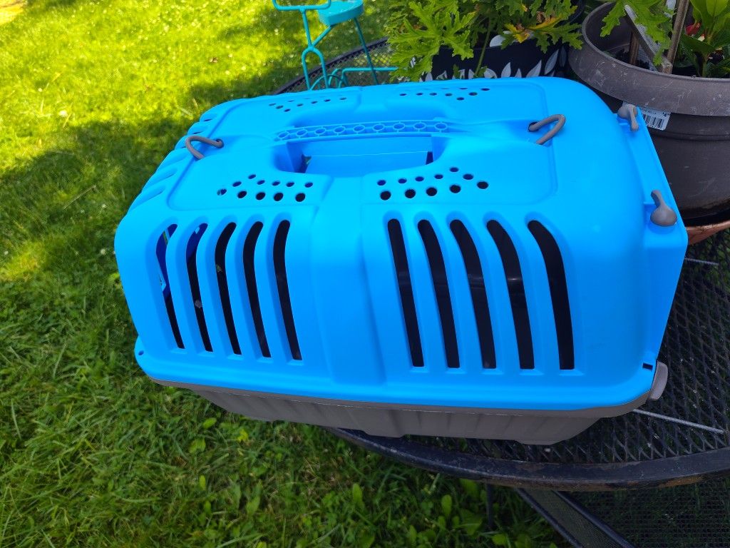Small Gray N Blue Pete Crate. Never Used. Made In italy