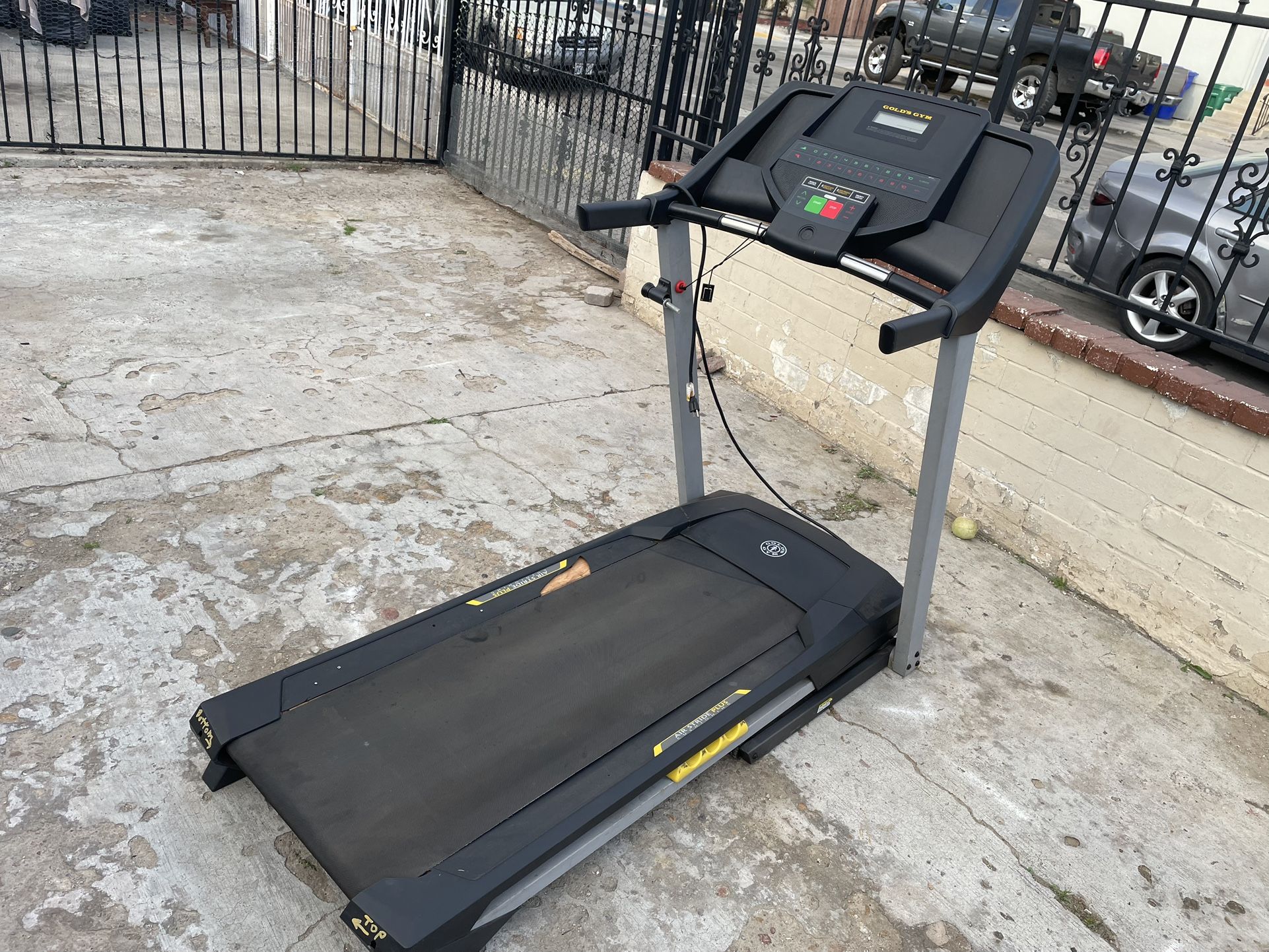 Treadmill Gold’s Gym 420. for Sale in San Diego, CA OfferUp