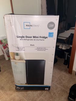 Single door mini fridge