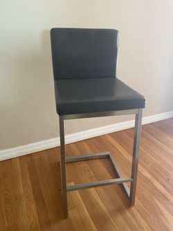 Modern Metal‑Frame Chair – Sturdy, Minimalist Design
