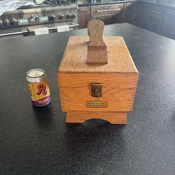 Vintage Griffin Shinemaster wooden Shoe Shining box with handle. 