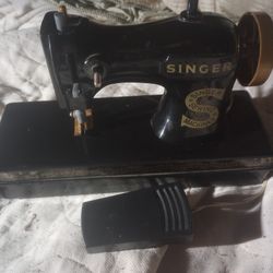 Old School Singer Sowing Machine 