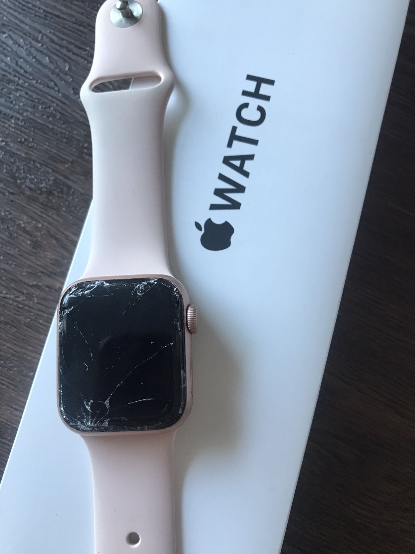 Apple Watch SE 40 MM broken glass