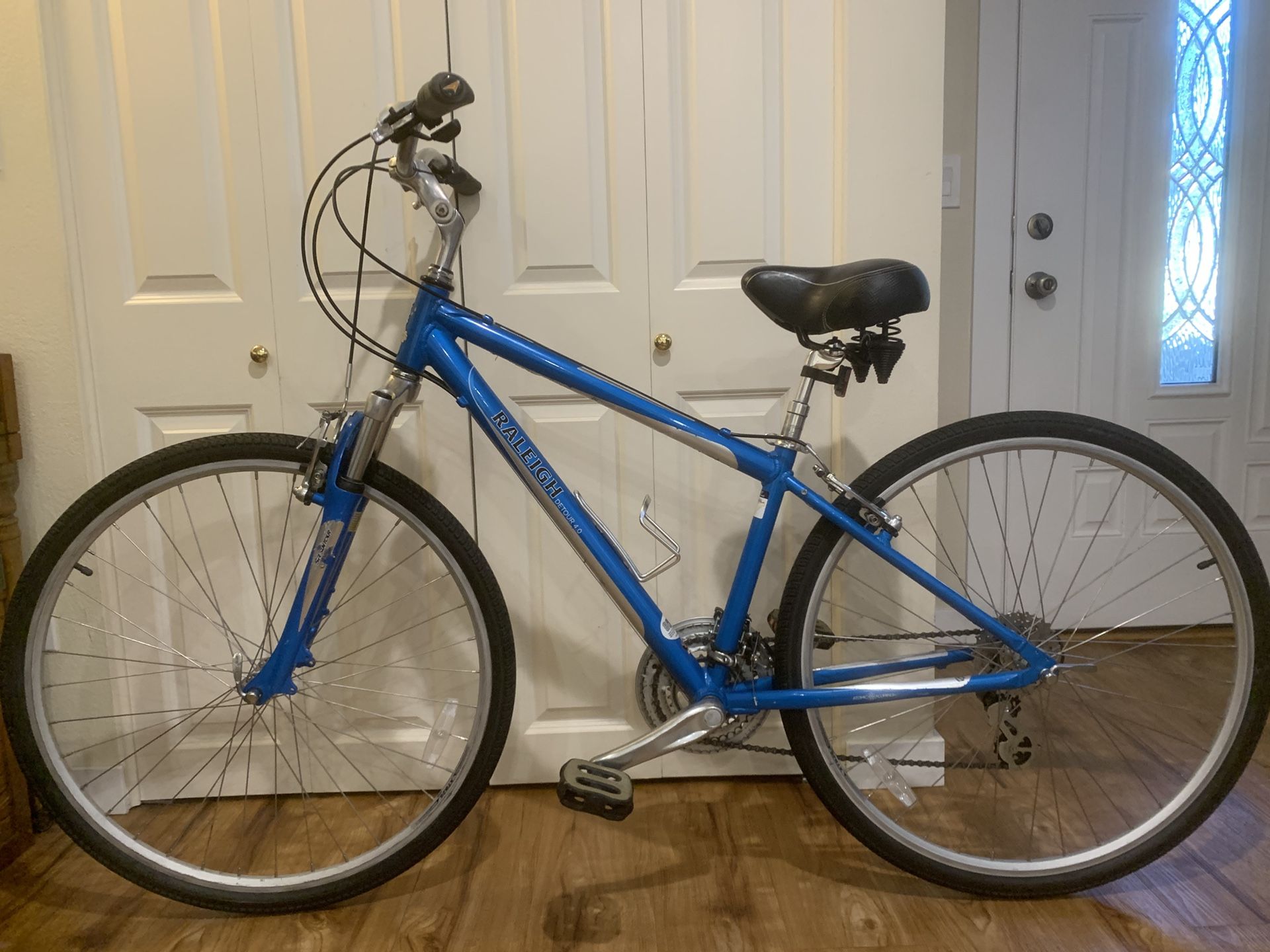 Raleigh Detour 4.0, great condition, for rider 5’4-5’9, shimano 24 speeds. Comfortable Seat. Just tuned up. No issues.