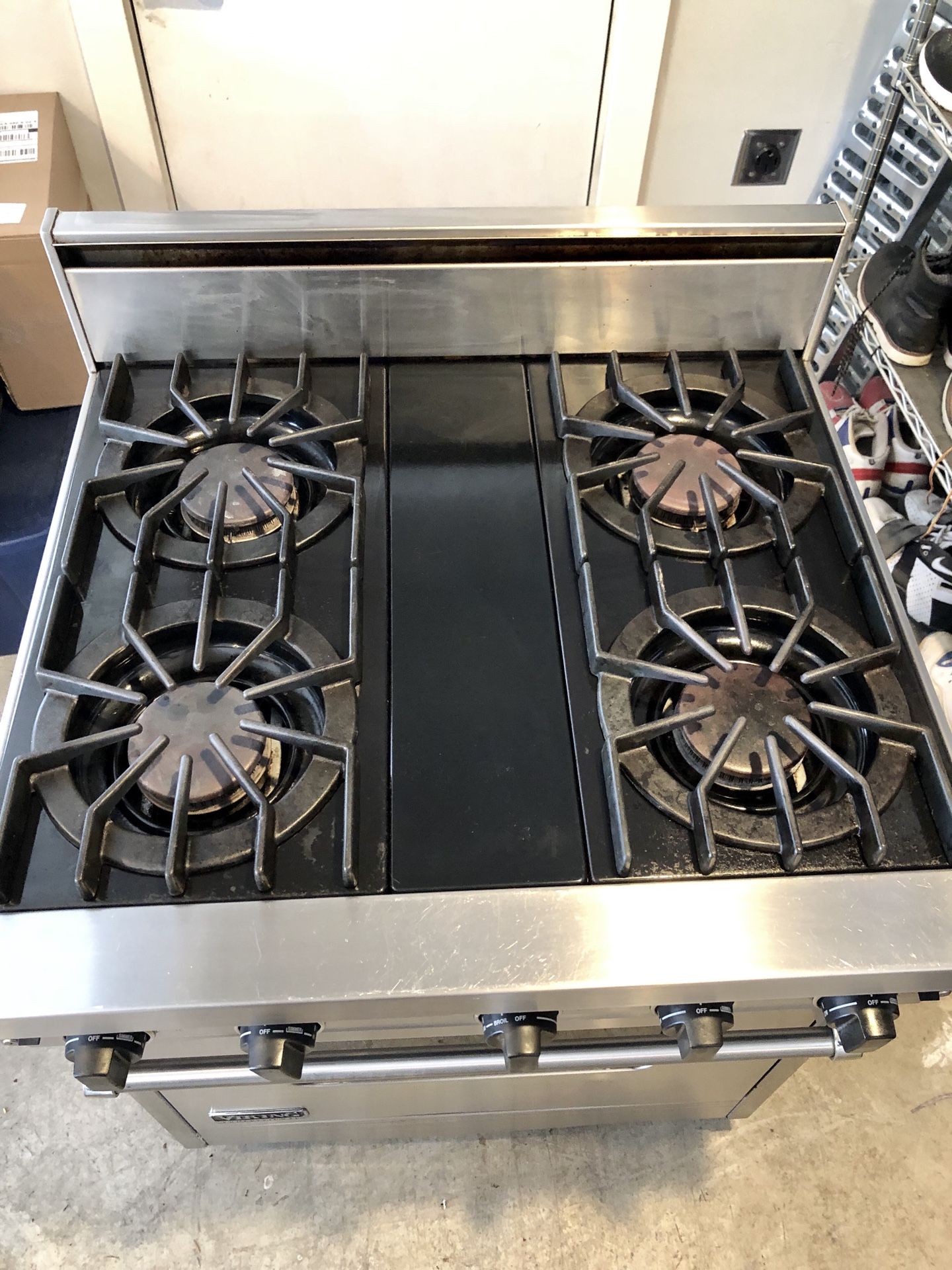 Top Of The Line, Elite Viking Slide in Gas Range w/ Dual Burners! for