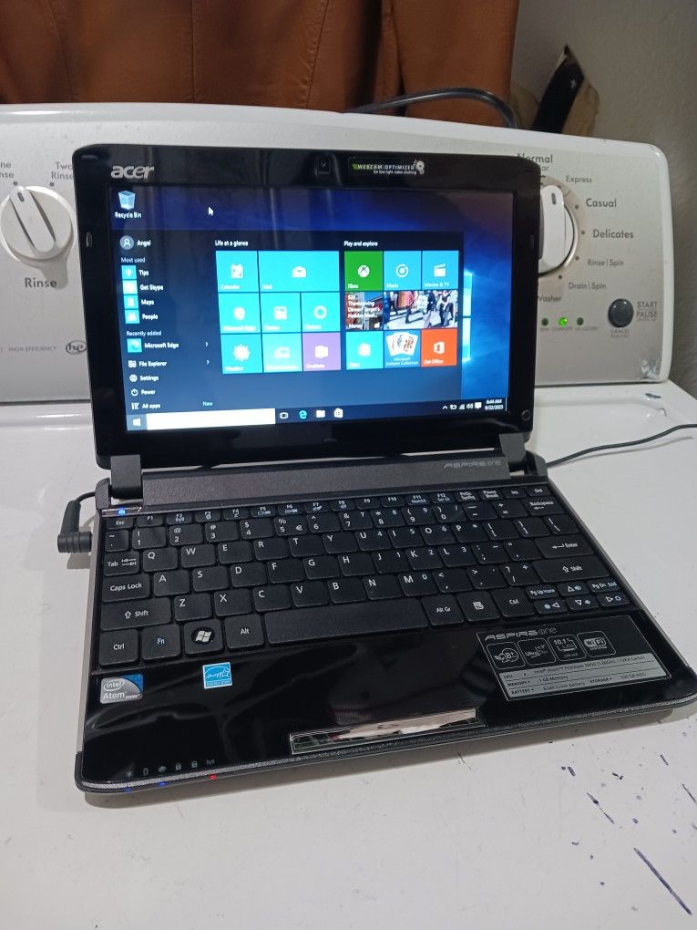 Acer mini laptop. Windows 10. battery Doesn't Charge, but it works good plugged. Intel Athom Cpu processor. wifi. Webcam. 250 gb Hard Drive. c
