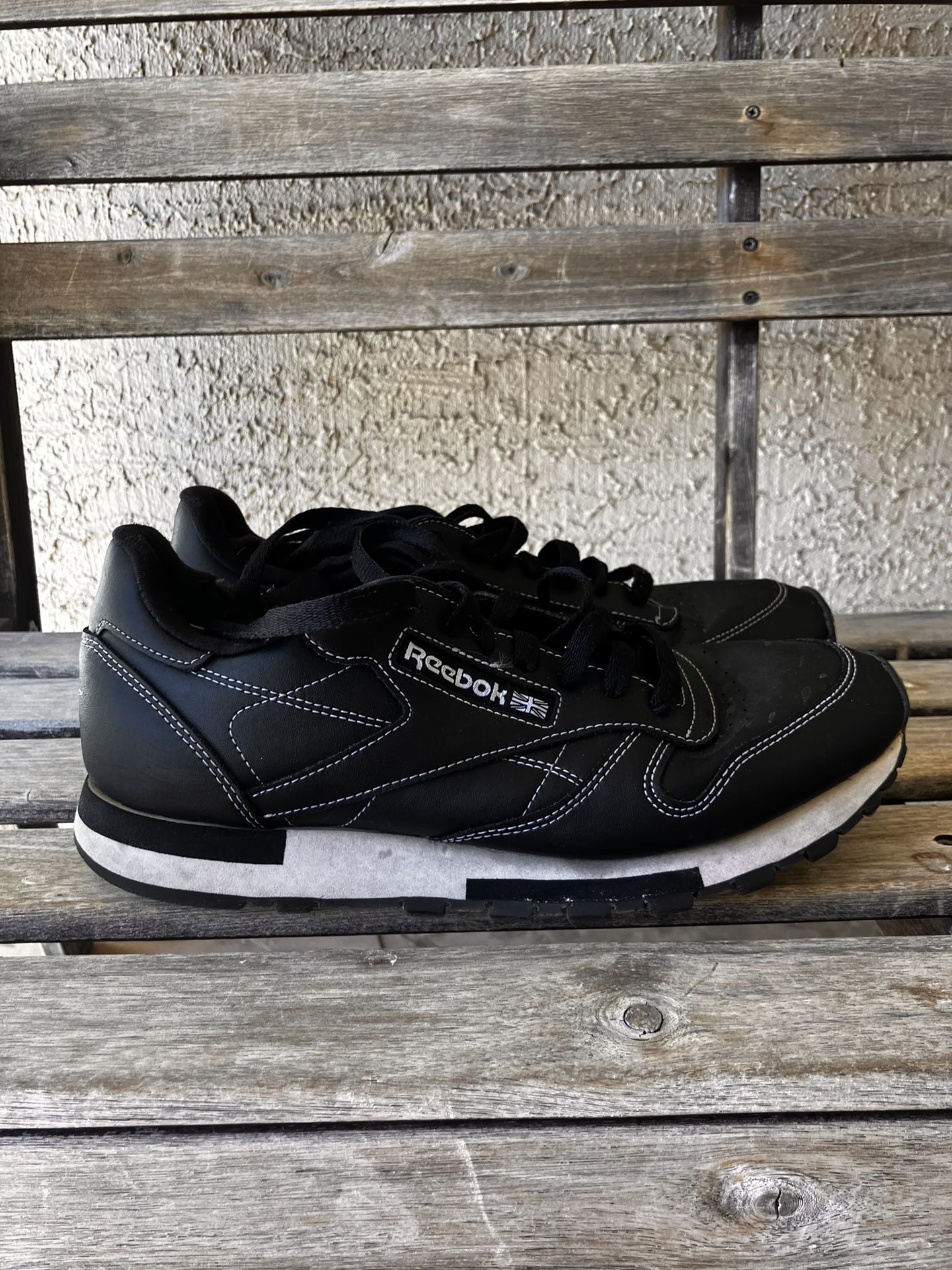 Classic Black Reebok Lows Size 9