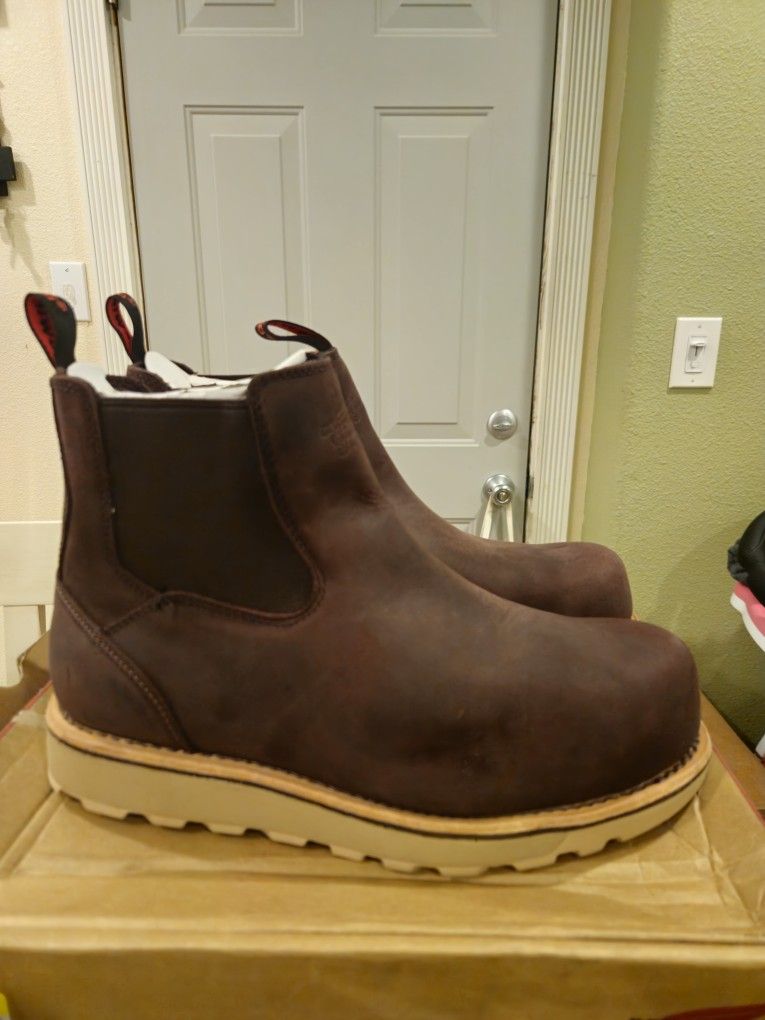 Red Wing Traction Tred Lite 2446 Men's 5-Inch Safety Toe Chukka Size 11.5 Wide