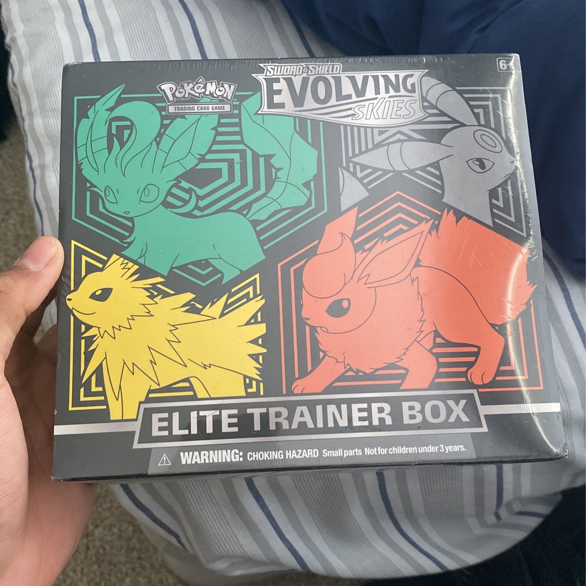 Pokémon Elite Trainer Box Evolving Skies