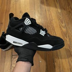 Jordan 4 White Thunder ( Size 9.5)