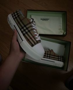 Burberry shoes size 9/10