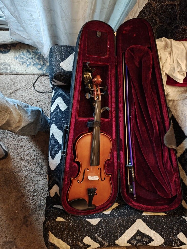 Stravari Violin And Bow And Case