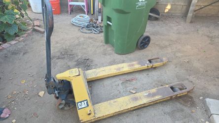 CAT pallet jack