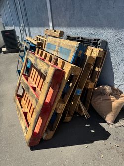 Wood palettes for sale 18 good conditions