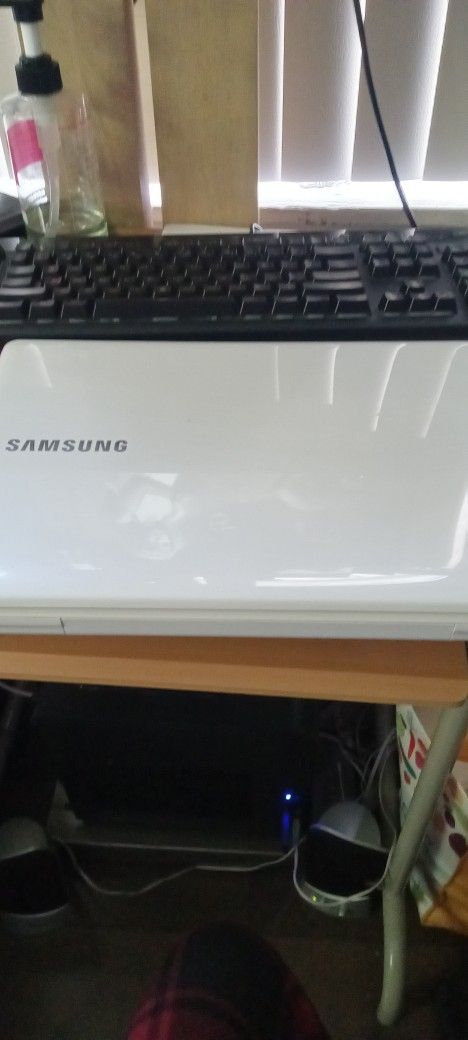 White Samsung Windows 11 Laptop 270E5J