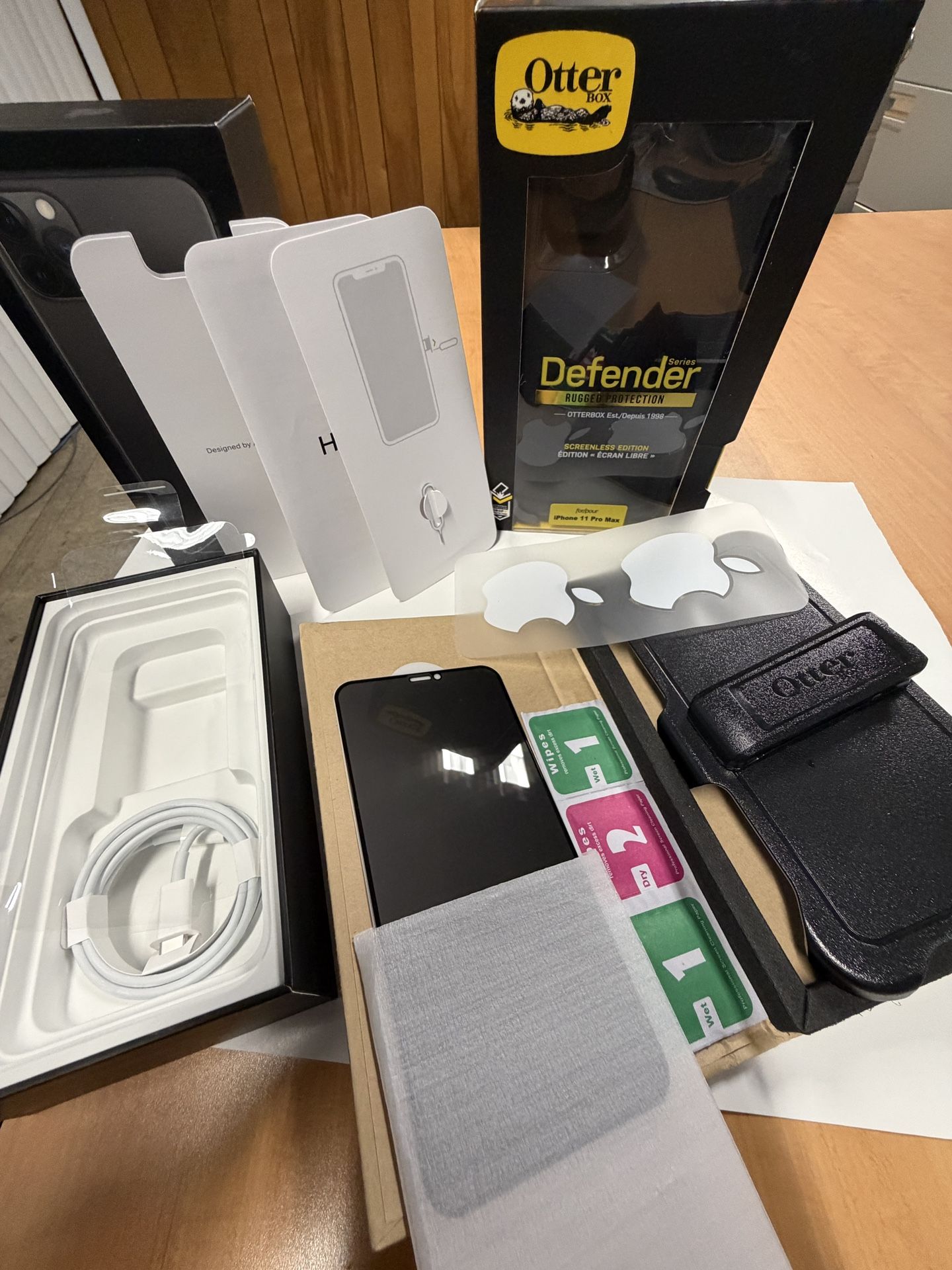 iPhone 11 Pro Max Box withBrand New Factory Leaflets Apple Logo Stickers Lightening Cable Heavy Duty OtterBox Defender Case Holsters Screen Protector 