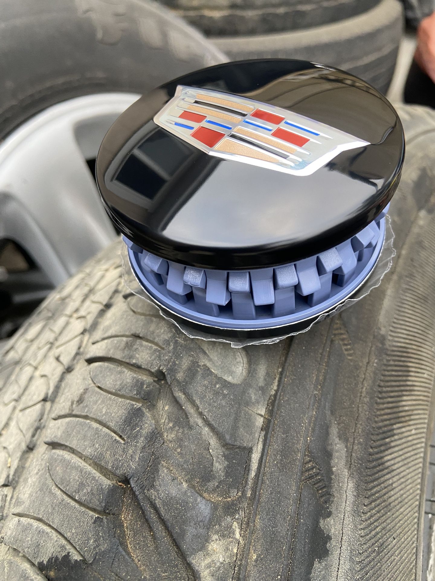Escalade center caps