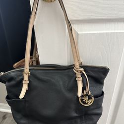 Michael Kors  Leather Purse. Black.