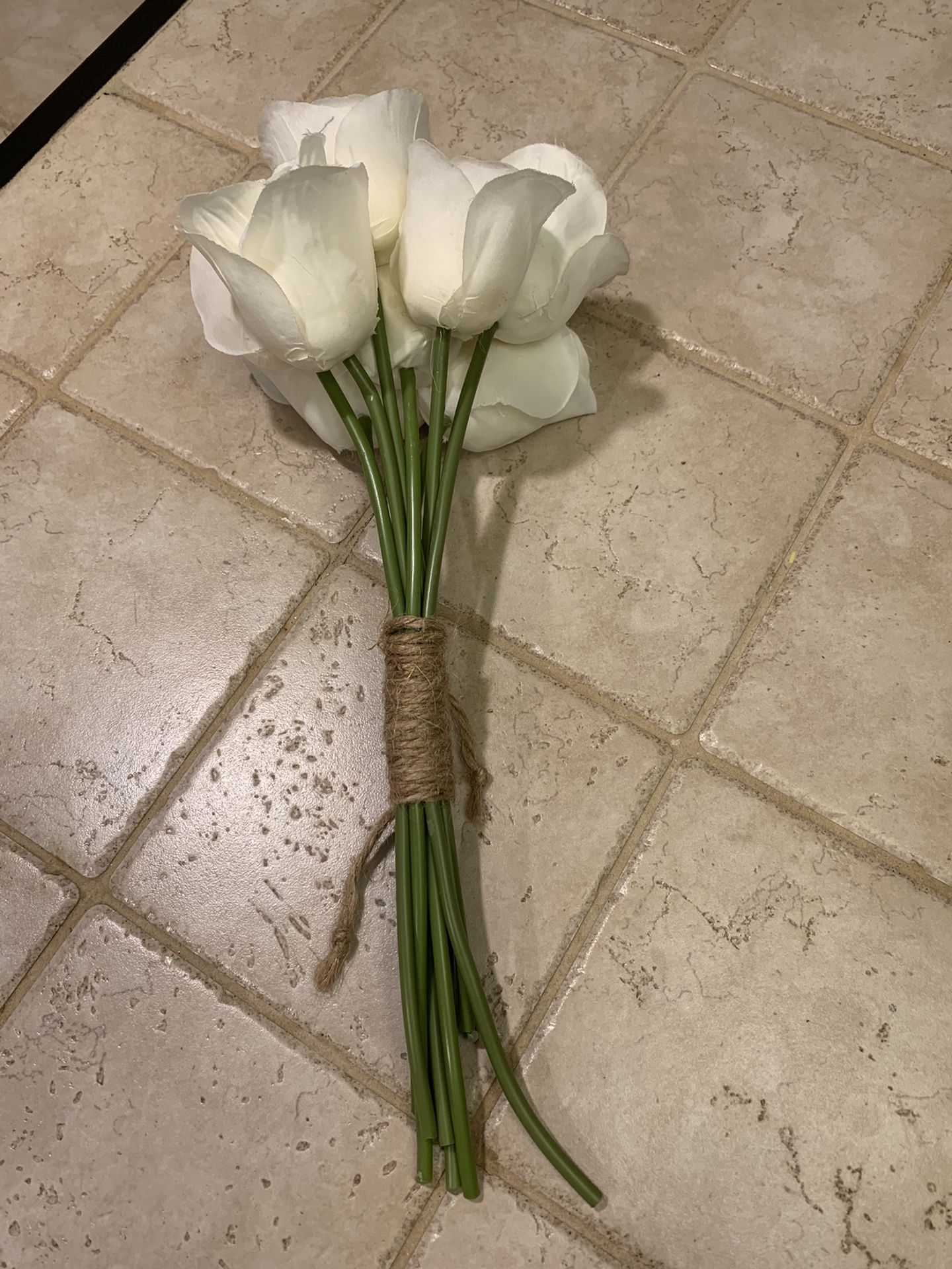 39 hobby lobby white silk roses (vase not included) for Sale in